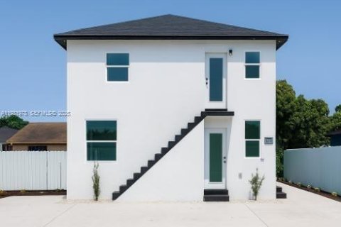 Commercial property in Miami, Florida 107.77 sq.m. № 1990465 - photo 4