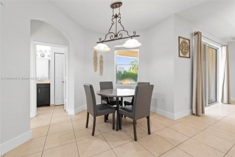 Villa ou maison à vendre à Miami, Floride: 4 chambres, 220.92 m2 № 1940955 - photo 5