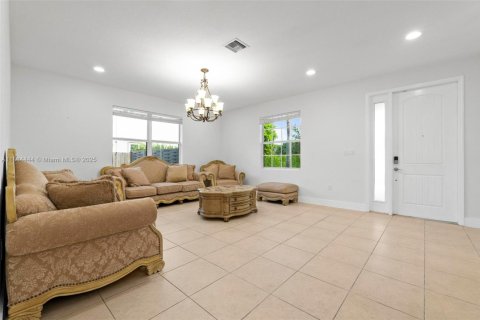 Villa ou maison à vendre à Miami, Floride: 4 chambres, 220.92 m2 № 1940955 - photo 3