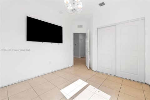 Villa ou maison à vendre à Miami, Floride: 4 chambres, 220.92 m2 № 1940955 - photo 18