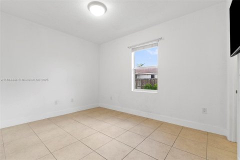 Villa ou maison à vendre à Miami, Floride: 4 chambres, 220.92 m2 № 1940955 - photo 4