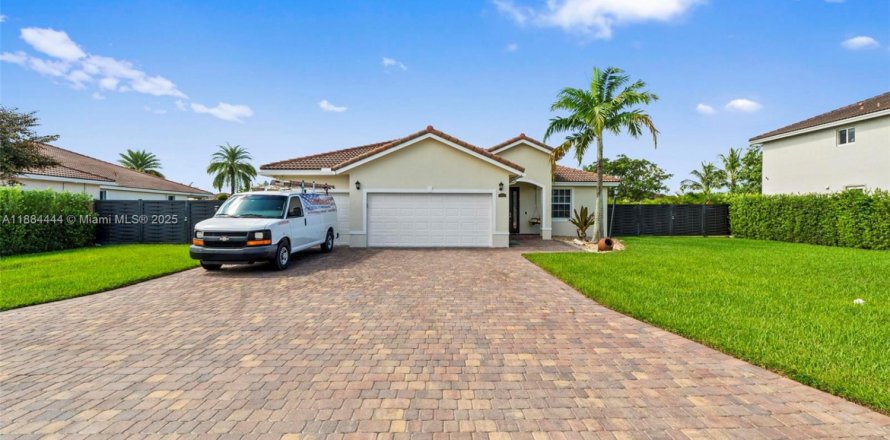 Villa ou maison à Miami, Floride 4 chambres, 220.92 m2 № 1940955