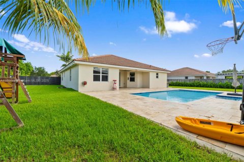 Villa ou maison à vendre à Miami, Floride: 4 chambres, 220.92 m2 № 1940955 - photo 9