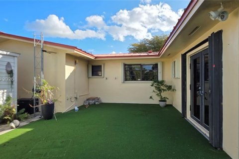 Villa ou maison à vendre à Miami, Floride: 4 chambres, 230.77 m2 № 1997509 - photo 16