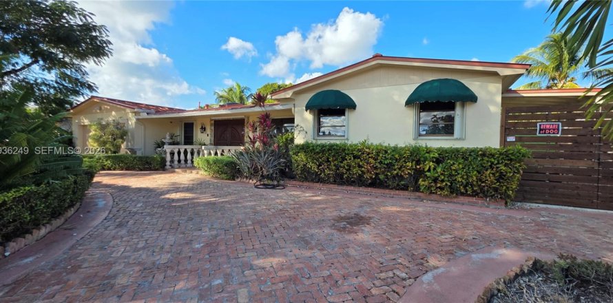 Villa ou maison à Miami, Floride 4 chambres, 230.77 m2 № 1997509