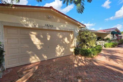 Villa ou maison à vendre à Miami, Floride: 4 chambres, 230.77 m2 № 1997509 - photo 10