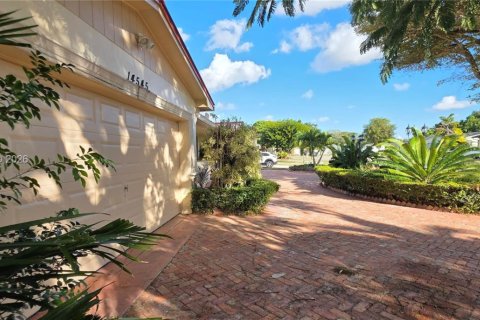 Villa ou maison à vendre à Miami, Floride: 4 chambres, 230.77 m2 № 1997509 - photo 11