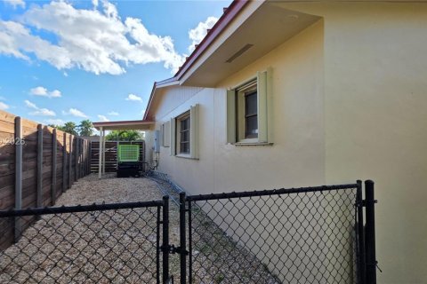 Villa ou maison à vendre à Miami, Floride: 4 chambres, 230.77 m2 № 1997509 - photo 17