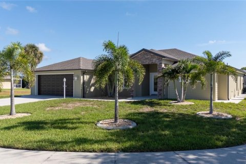 House in North Port, Florida 3 bedrooms, 172.15 sq.m. № 2304498 - photo 2