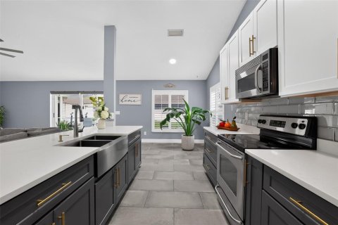 House in Tampa, Florida 3 bedrooms, 198.07 sq.m. № 2339753 - photo 4