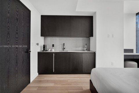 Condo in Miami, Florida, 2 bedrooms  № 2256376 - photo 5