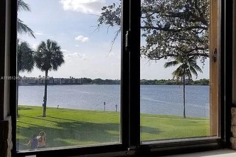 Купить кондоминиум в Майами-Лейкс, Флорида 2 спальни, 101.26м2, № 2006490 - фото 4