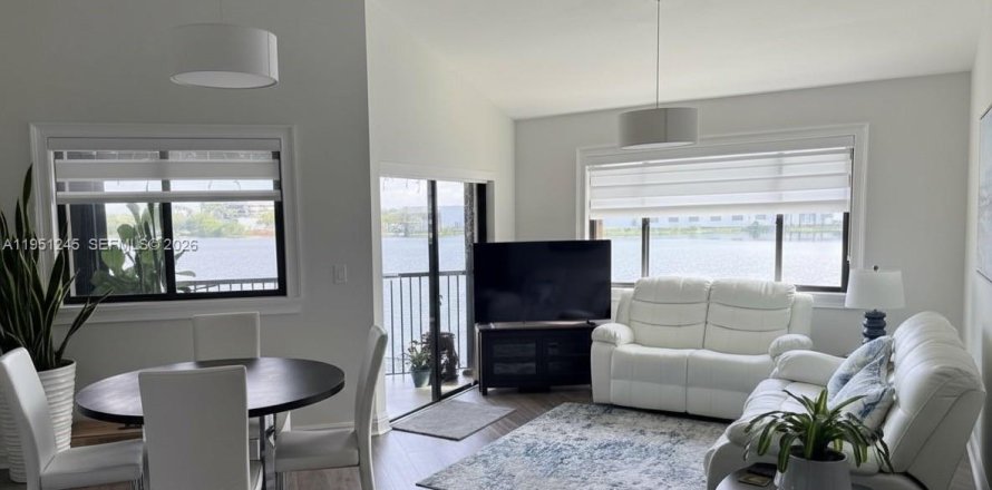 Кондоминиум с 2 спальнями в Майами-Лейкс, Флорида № 2006490