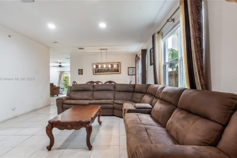 House in Homestead, Florida 5 bedrooms, 269.88 sq.m. № 1846112 - photo 8