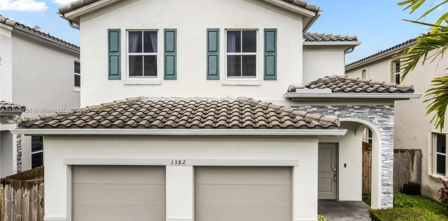House in Homestead, Florida 5 bedrooms, 269.88 sq.m. № 1846112