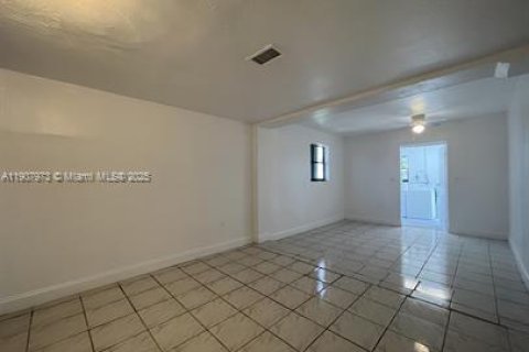 Снять в аренду виллу или дом в Катлер-Бей, Флорида 3 спальни, 116.87м2, № 1967727 - фото 2