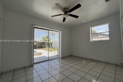 Снять в аренду виллу или дом в Катлер-Бей, Флорида 3 спальни, 116.87м2, № 1967727 - фото 5