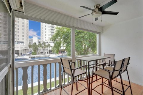 Condo in Hallandale Beach, Florida, 2 bedrooms  № 2041382 - photo 2