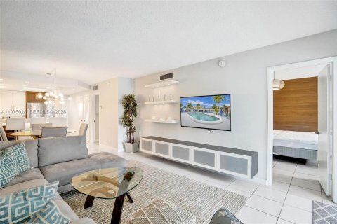 Condo in Hallandale Beach, Florida, 2 bedrooms  № 2041382 - photo 6