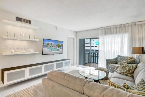 Condo in Hallandale Beach, Florida, 2 bedrooms  № 2041382 - photo 8