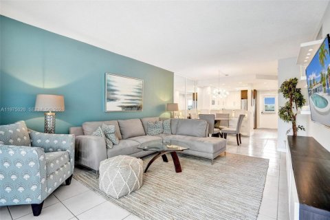 Condo in Hallandale Beach, Florida, 2 bedrooms  № 2041382 - photo 5