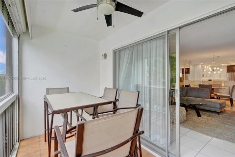 Condo in Hallandale Beach, Florida, 2 bedrooms  № 2041382 - photo 4
