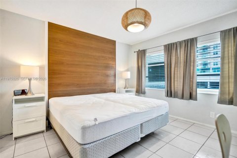 Condo in Hallandale Beach, Florida, 2 bedrooms  № 2041382 - photo 22