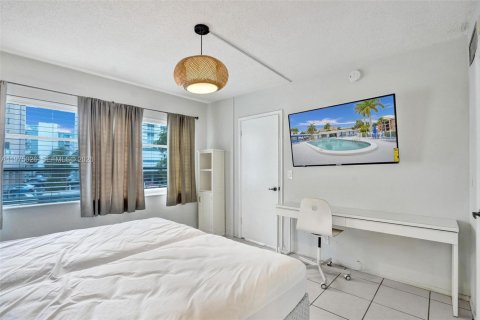 Condo in Hallandale Beach, Florida, 2 bedrooms  № 2041382 - photo 23