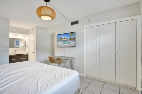 Condo in Hallandale Beach, Florida, 2 bedrooms  № 2041382 - photo 30