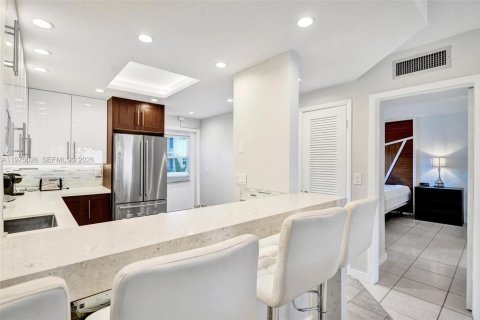 Condo in Hallandale Beach, Florida, 2 bedrooms  № 2041382 - photo 12