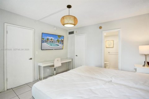 Condo in Hallandale Beach, Florida, 2 bedrooms  № 2041382 - photo 21