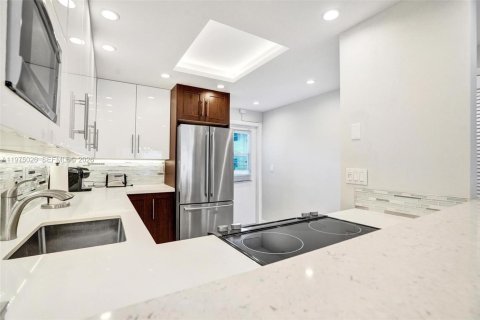Condo in Hallandale Beach, Florida, 2 bedrooms  № 2041382 - photo 13