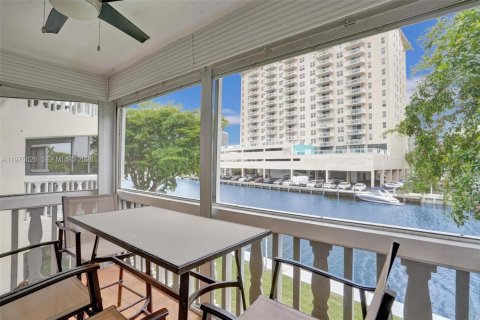 Condo in Hallandale Beach, Florida, 2 bedrooms  № 2041382