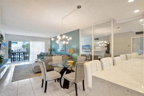 Condo in Hallandale Beach, Florida, 2 bedrooms  № 2041382 - photo 10