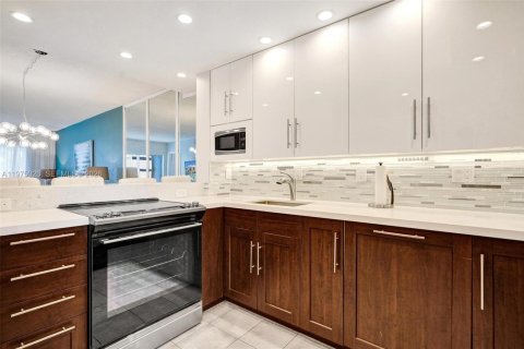 Condo in Hallandale Beach, Florida, 2 bedrooms  № 2041382 - photo 16