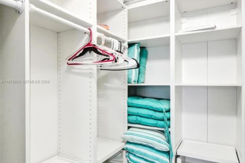 Condo in Hallandale Beach, Florida, 2 bedrooms  № 2041382 - photo 24