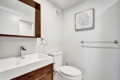 Condo in Hallandale Beach, Florida, 2 bedrooms  № 2041382 - photo 25