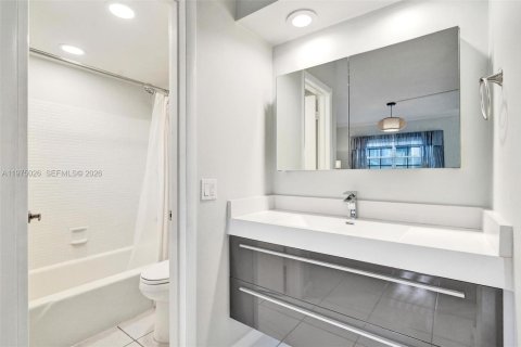 Condo in Hallandale Beach, Florida, 2 bedrooms  № 2041382 - photo 26