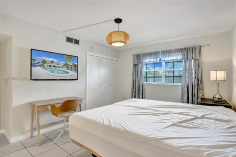 Condo in Hallandale Beach, Florida, 2 bedrooms  № 2041382 - photo 28