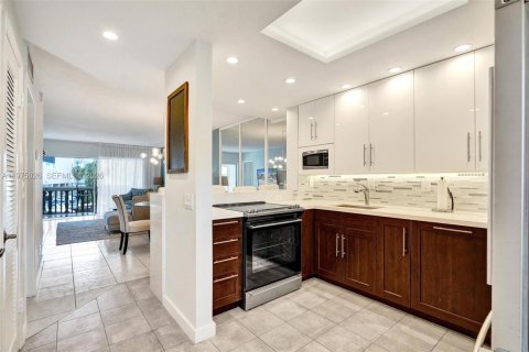 Condo in Hallandale Beach, Florida, 2 bedrooms  № 2041382 - photo 17