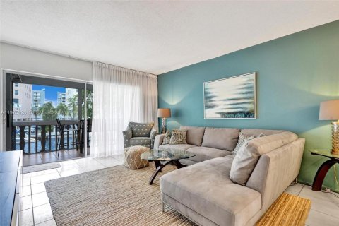 Condo in Hallandale Beach, Florida, 2 bedrooms  № 2041382 - photo 7