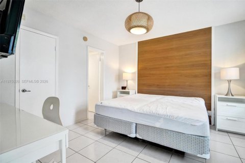 Condo in Hallandale Beach, Florida, 2 bedrooms  № 2041382 - photo 20