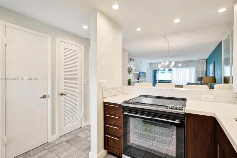 Condo in Hallandale Beach, Florida, 2 bedrooms  № 2041382 - photo 18
