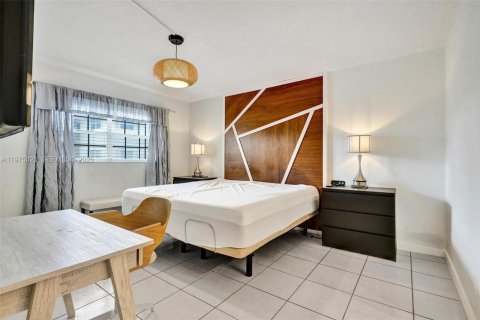 Condo in Hallandale Beach, Florida, 2 bedrooms  № 2041382 - photo 27