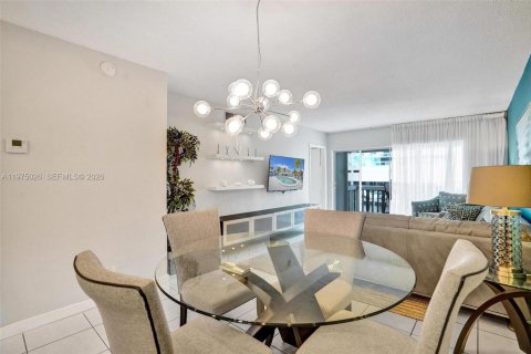 Condo in Hallandale Beach, Florida, 2 bedrooms  № 2041382 - photo 11