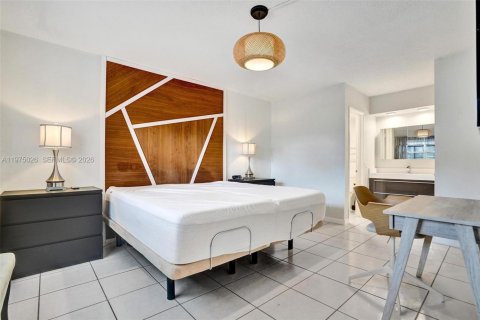 Condo in Hallandale Beach, Florida, 2 bedrooms  № 2041382 - photo 29