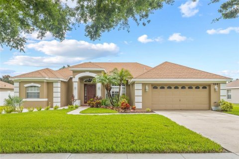 House in Auburndale, Florida 4 bedrooms, 225.47 sq.m. № 1812762 - photo 1