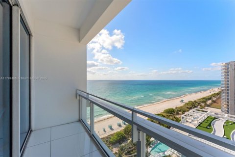 Condo in Miami Beach, Florida, 2 bedrooms  № 1953372 - photo 20