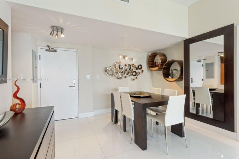 Condo in Miami Beach, Florida, 2 bedrooms  № 1953372 - photo 11