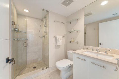 Condo in Miami Beach, Florida, 2 bedrooms  № 1953372 - photo 17
